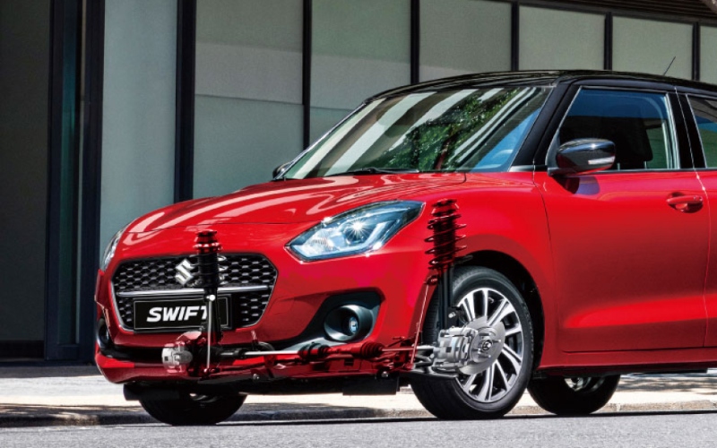 Vista frontal de auto Suzuki Swift rojo