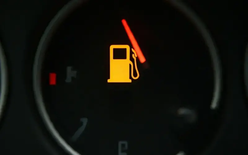 Testigo nivel de combustible del carro encendido.