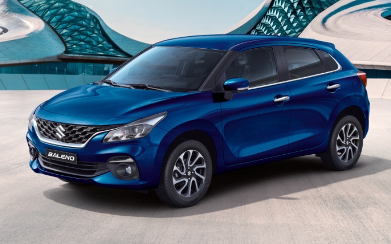 Suzuki Baleno azul estacionado