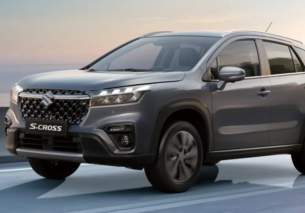 Suzuki S-Cross gris, un SUV compacto que se desplaza por una carretera.