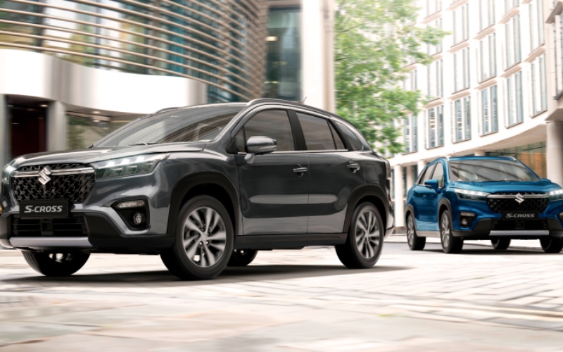 Autos Suzuki S-Cross gris y azul en movimiento